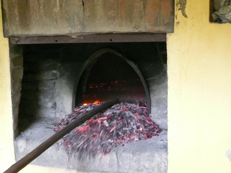 preparing the Ferrara bread